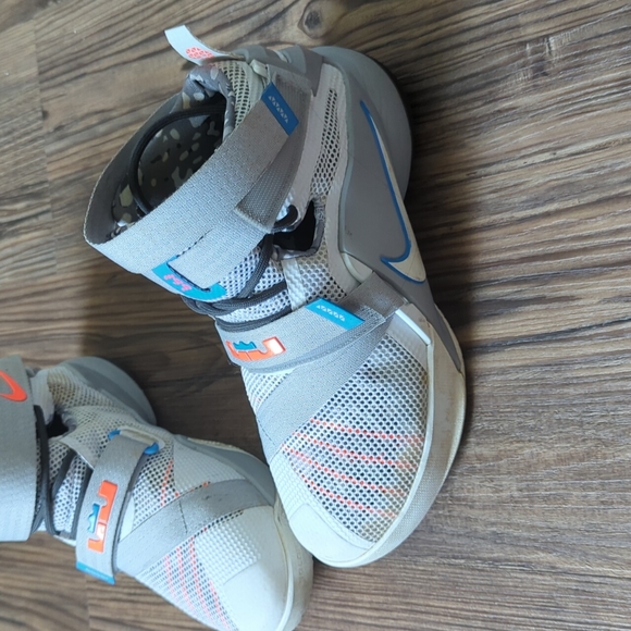 LeBron James Nike Basketball Shoes Limited Edition - Picture 2 of 8